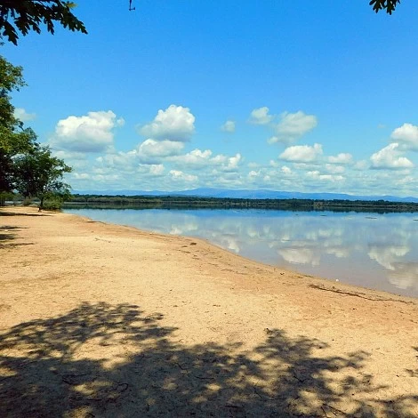 Playa y embalse en Villardeciervos